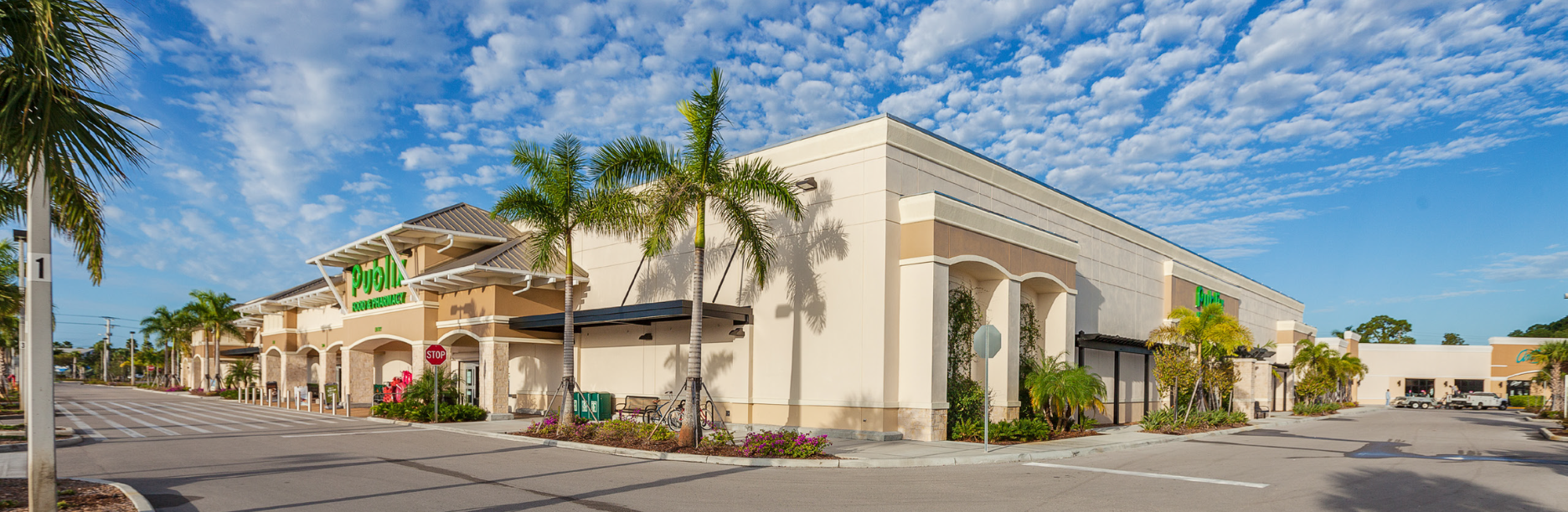 Exterior photo of shopping center in Florida